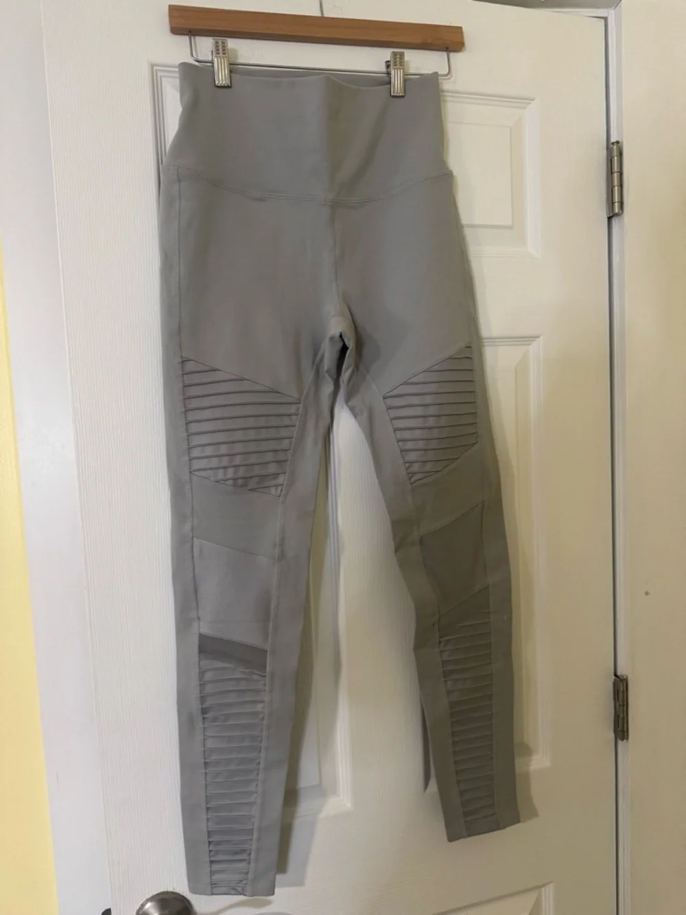 ALO Yoga High Waist Moto Leggings in Alloy Light Gray Size Large
